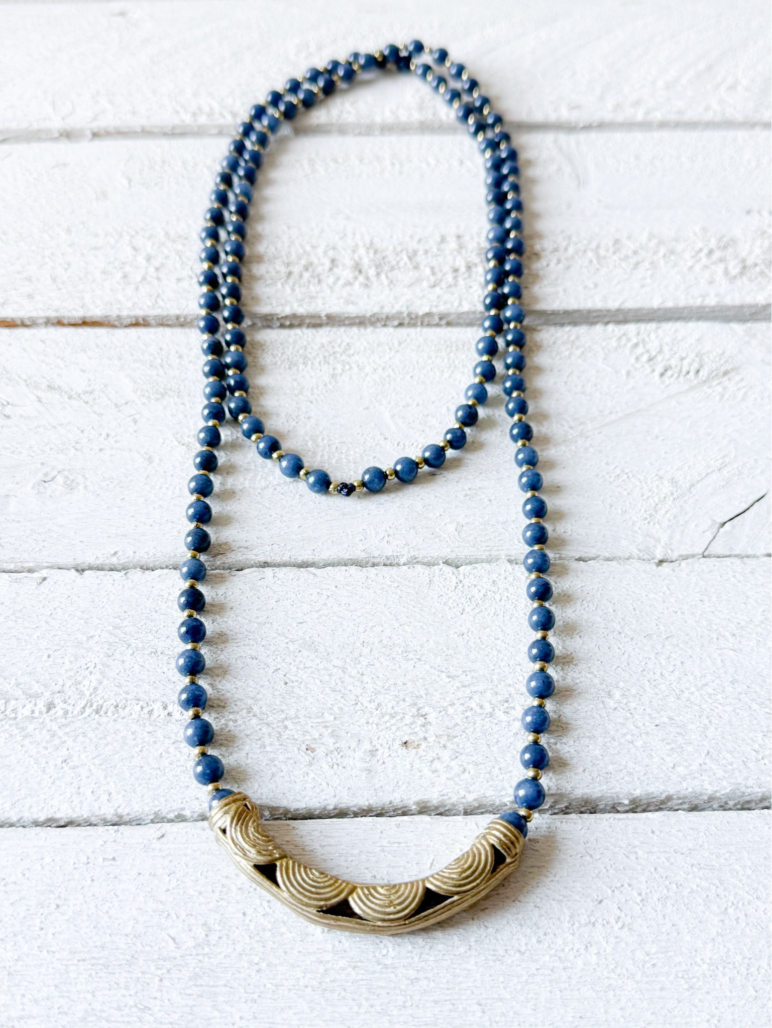 Collar azul tubo curvo