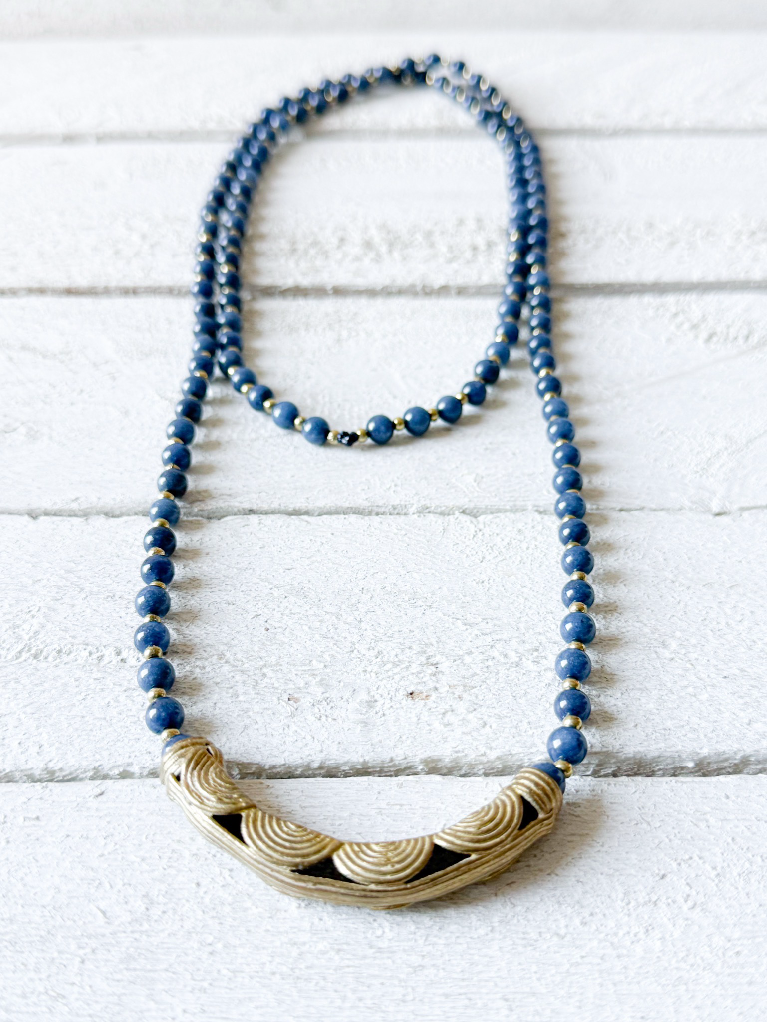 Collar azul tubo curvo