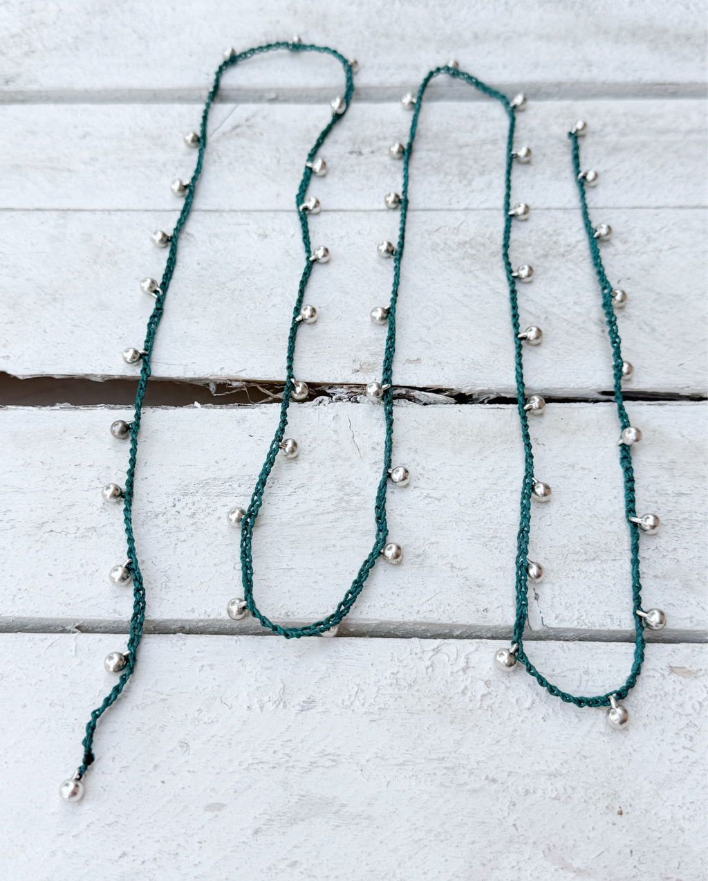 Collar abierto bolas plateadas verde