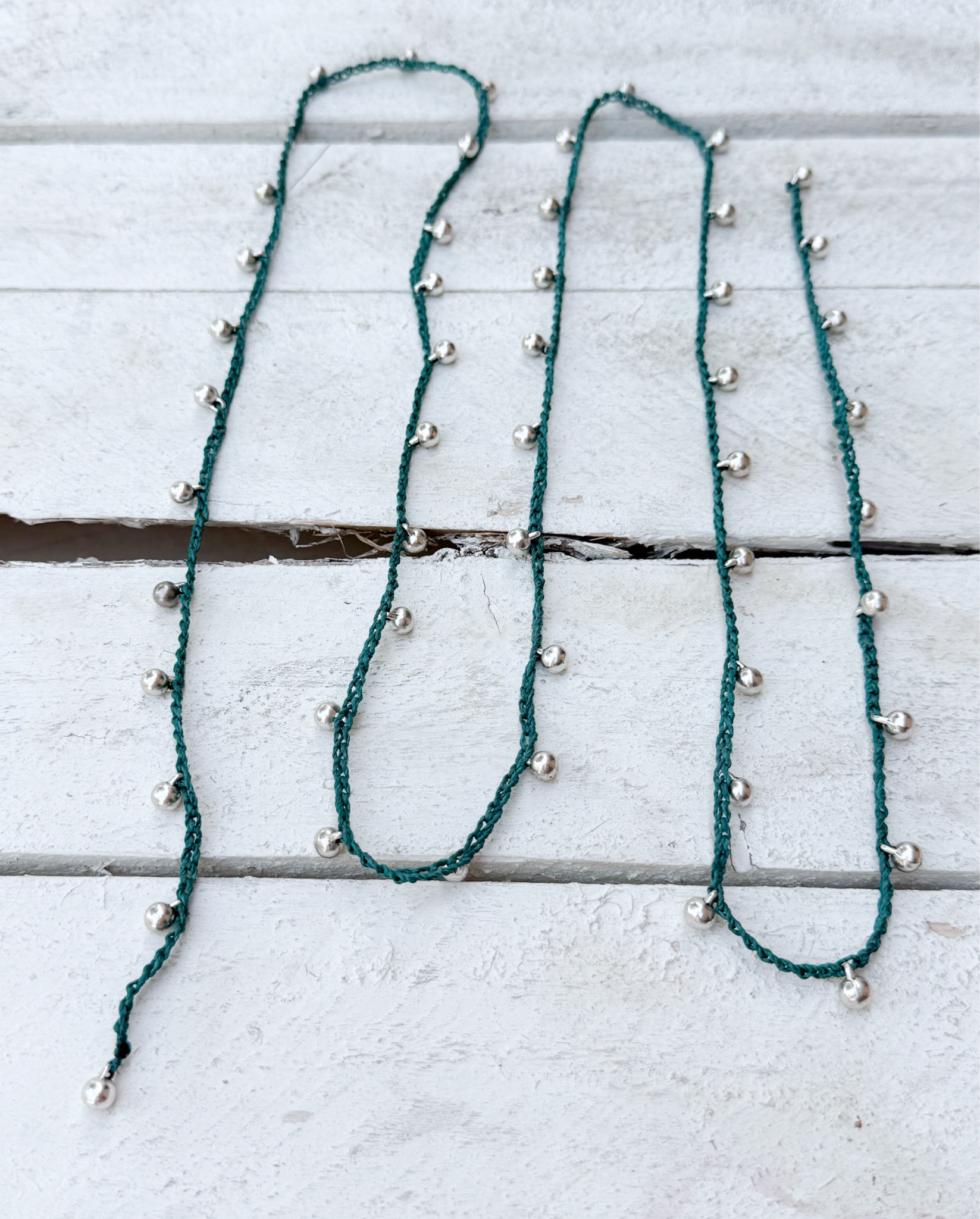 Collar abierto bolas plateadas verde