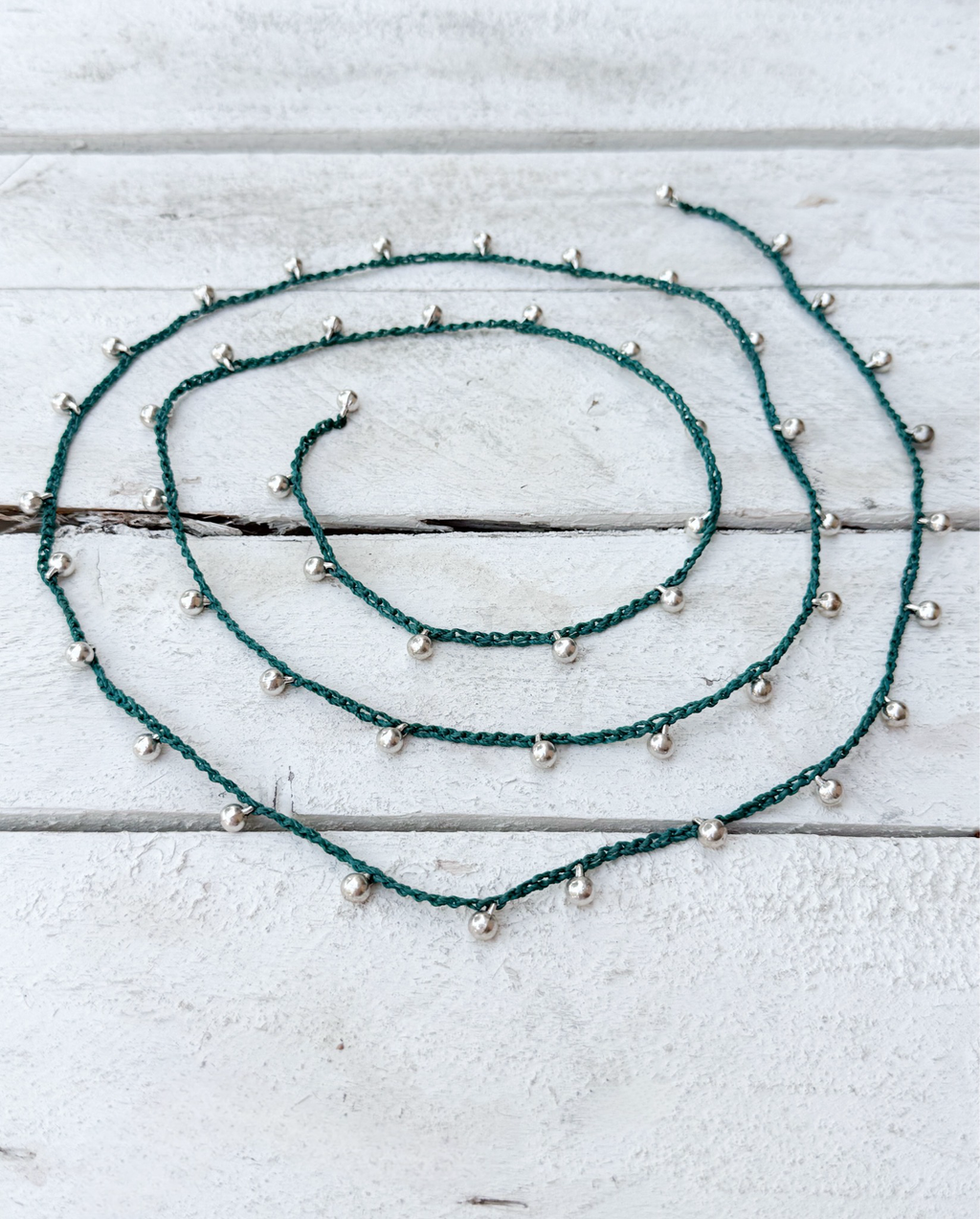 Collar abierto bolas plateadas verde