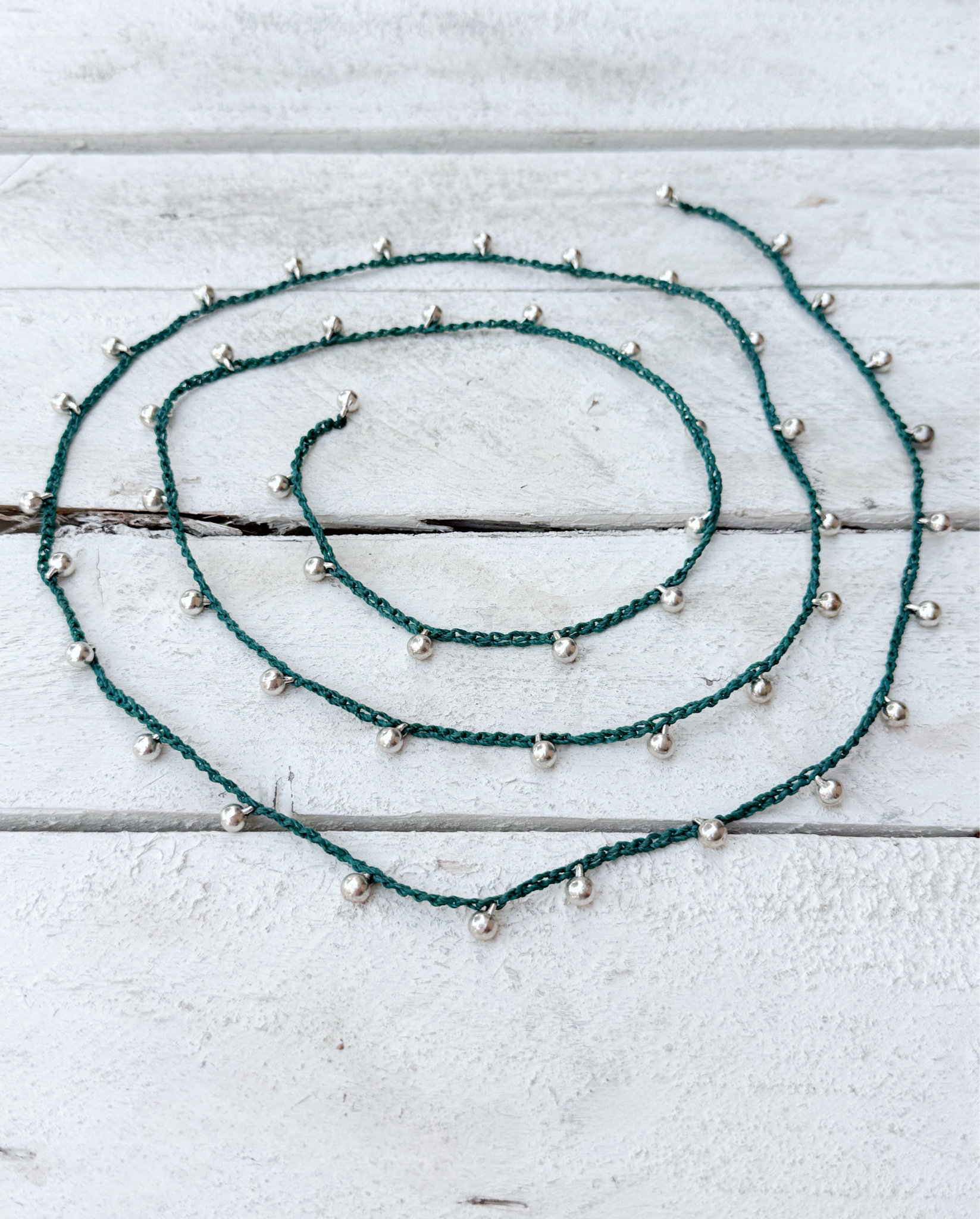 Collar abierto bolas plateadas verde