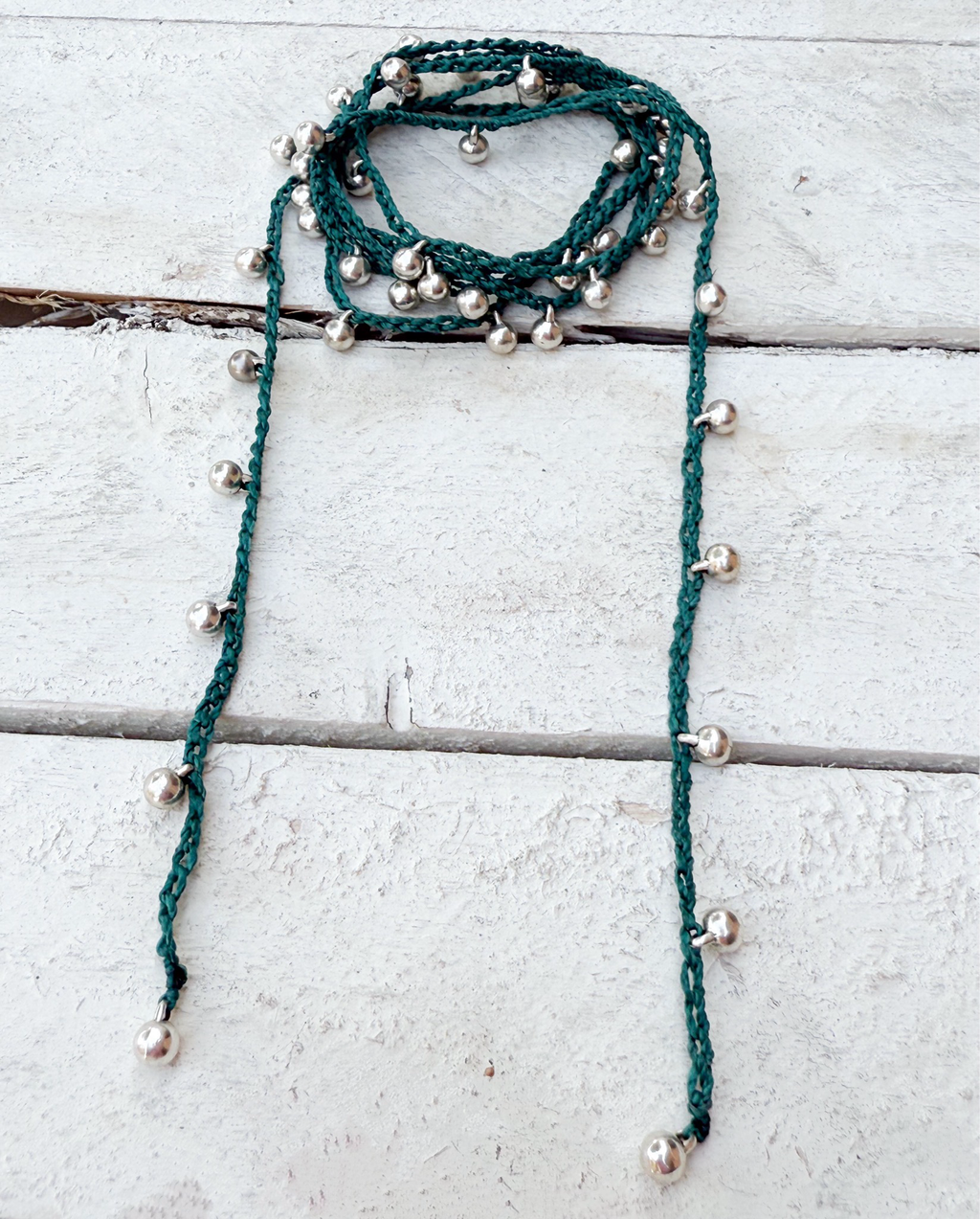Collar abierto bolas plateadas verde