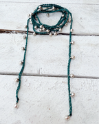Collar abierto bolas plateadas verde