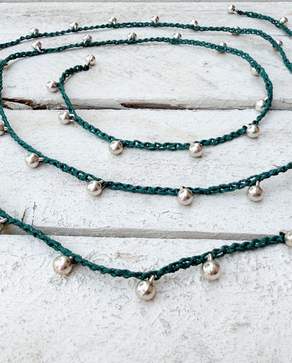 Collar abierto bolas plateadas verde