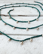 Collar abierto bolas plateadas verde
