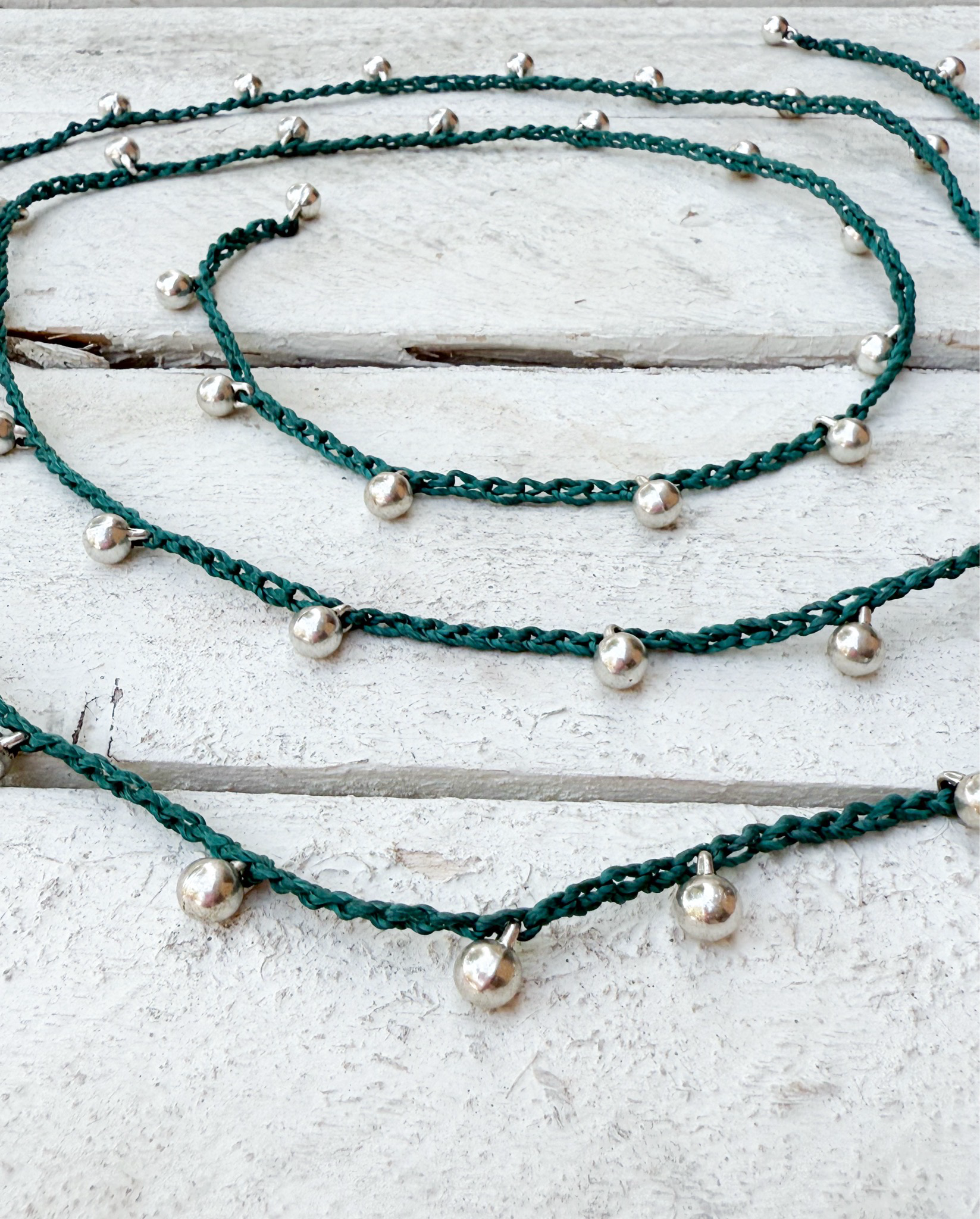 Collar abierto bolas plateadas verde