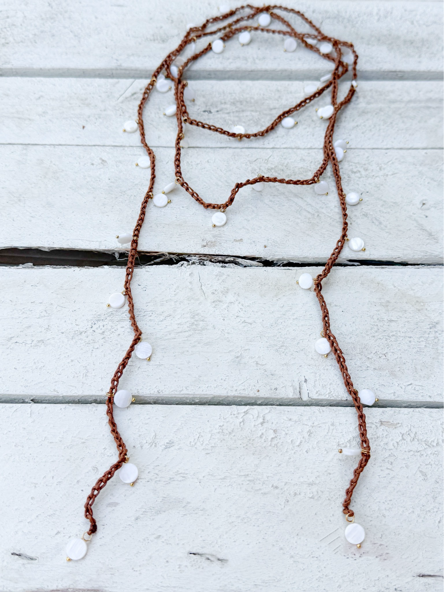 Collar abierto nácar cuerda marrón