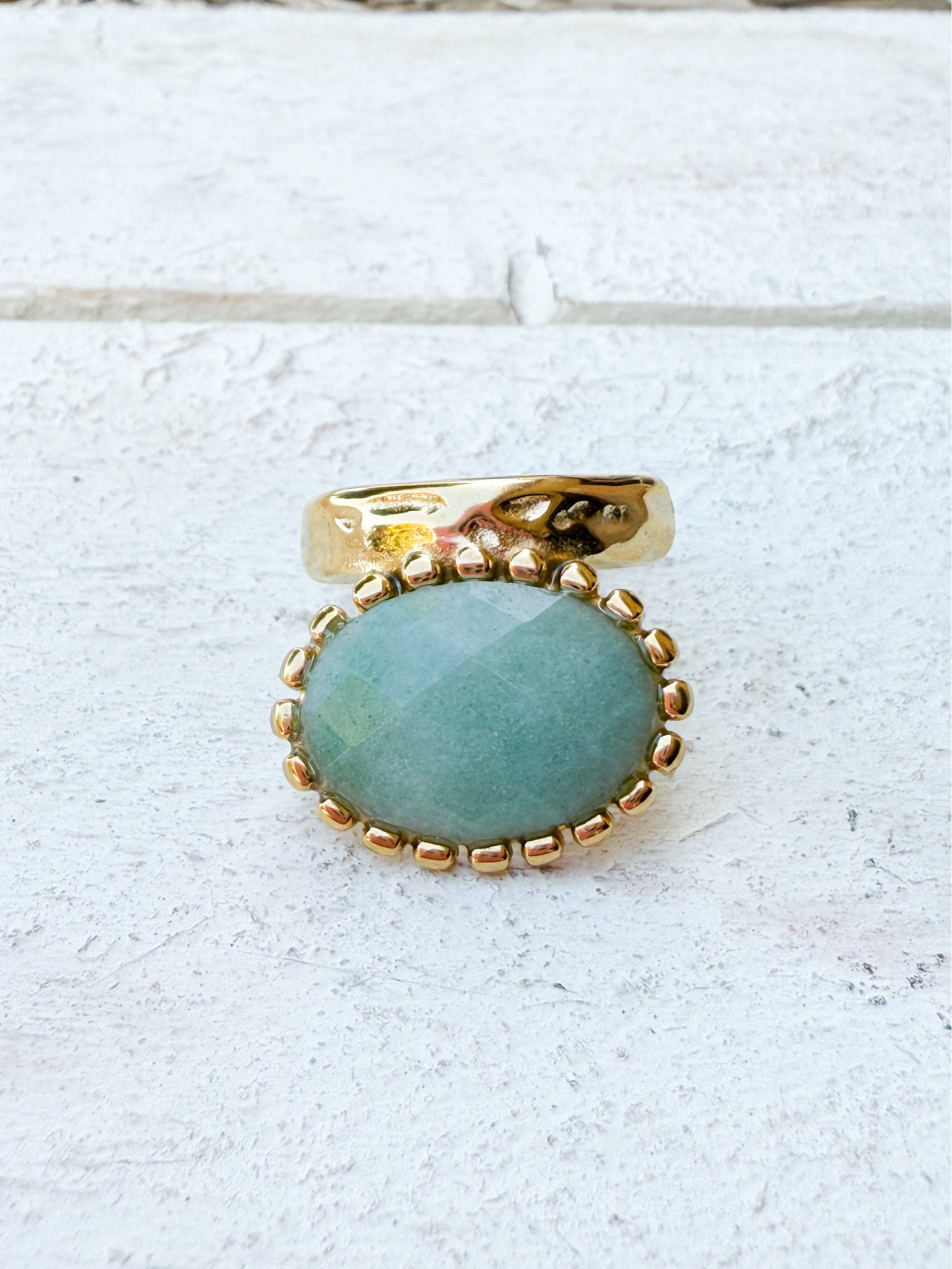 Anillo pedrusco enmarcado amazonita