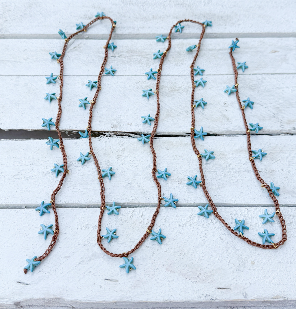 Collar tejido estrellas azul
