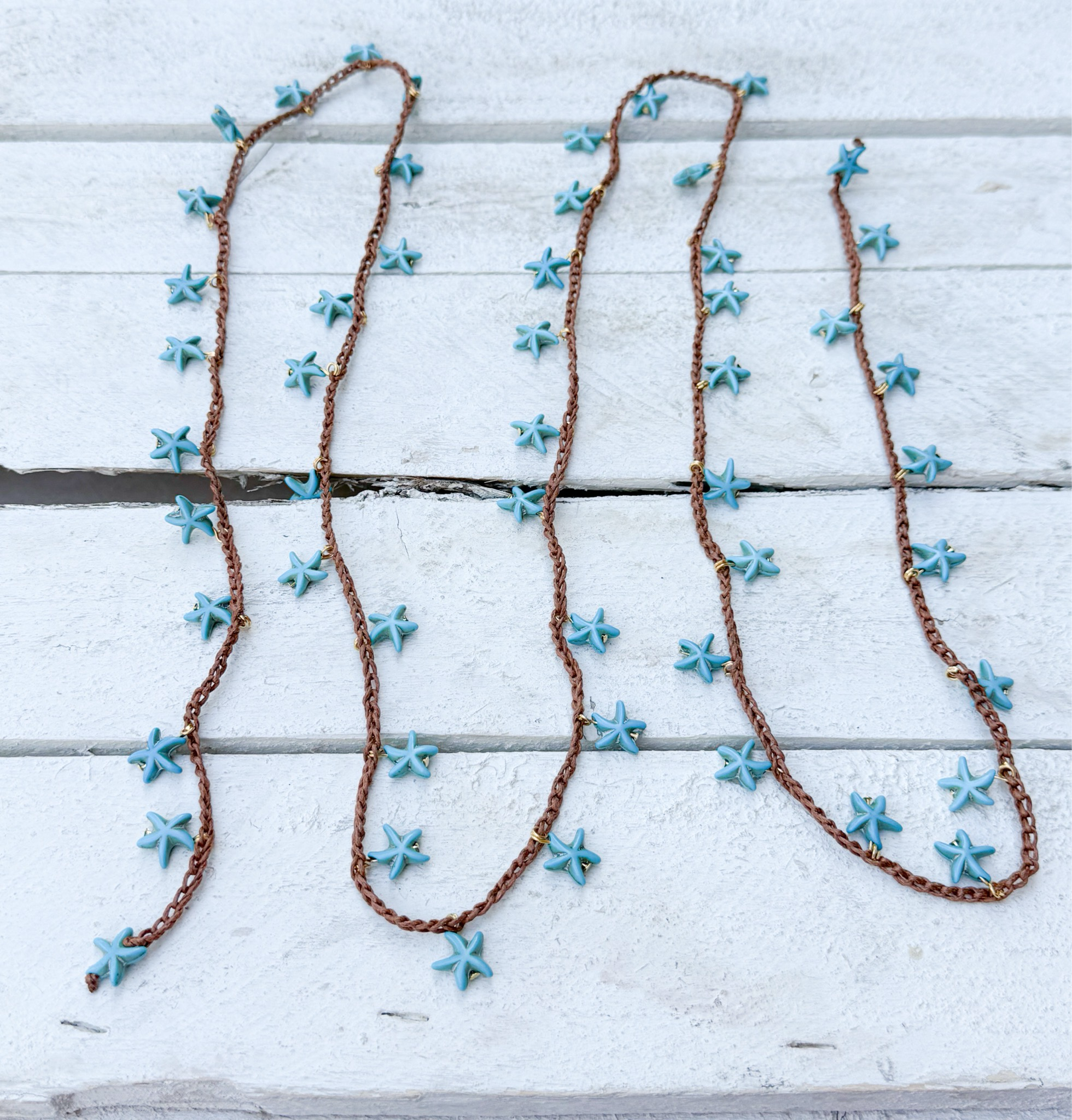 Collar tejido estrellas azul