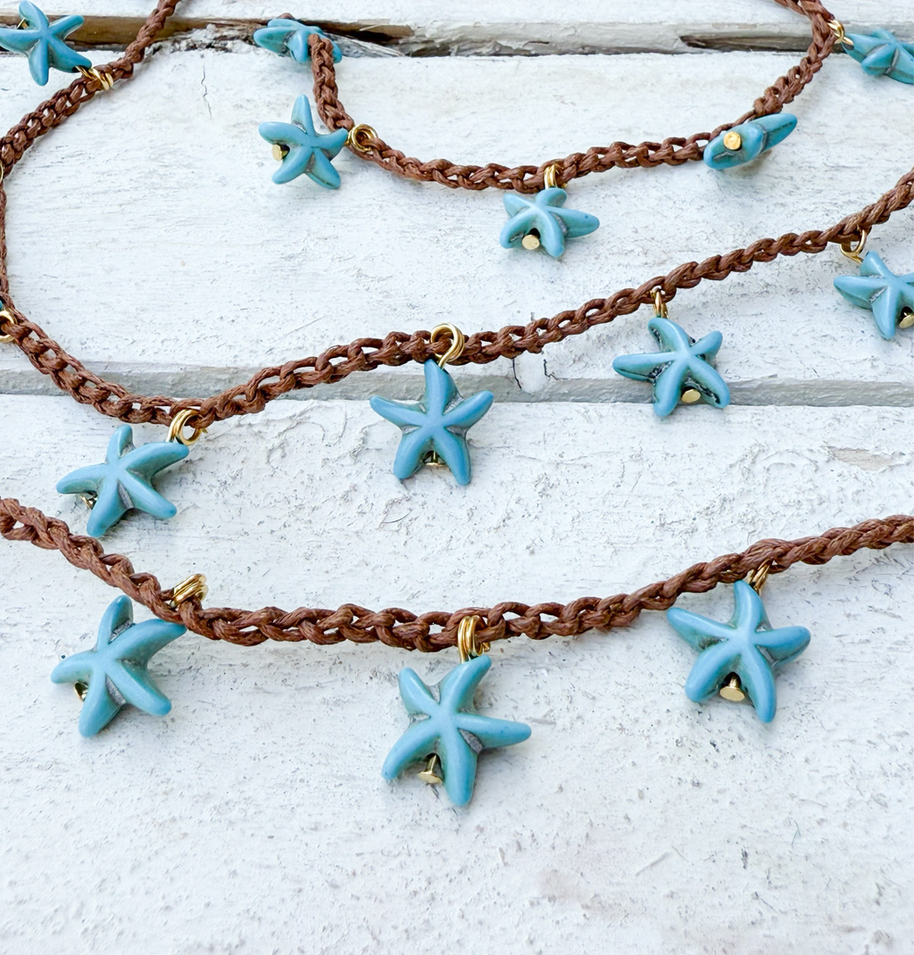 Collar tejido estrellas azul