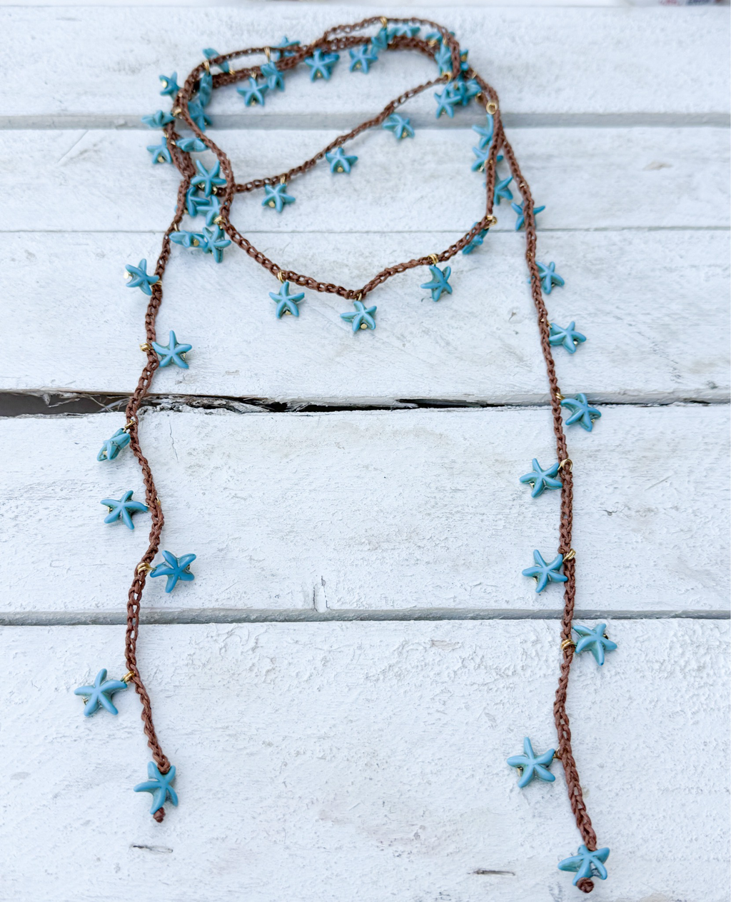 Collar tejido estrellas azul