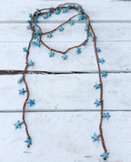 Collar tejido estrellas azul