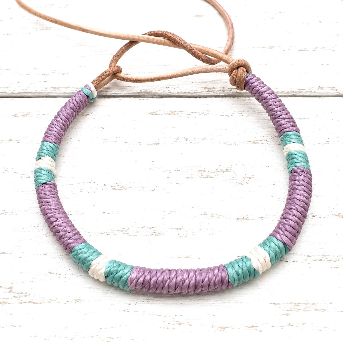 Pulsera cuero morado y verde