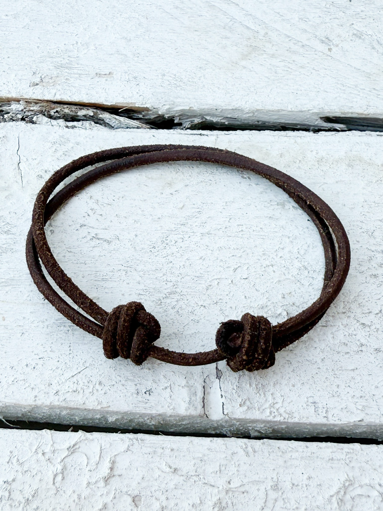 Pulsera cuero nudos