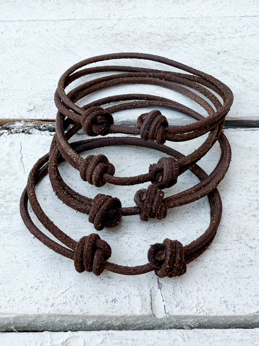 Pulsera cuero nudos