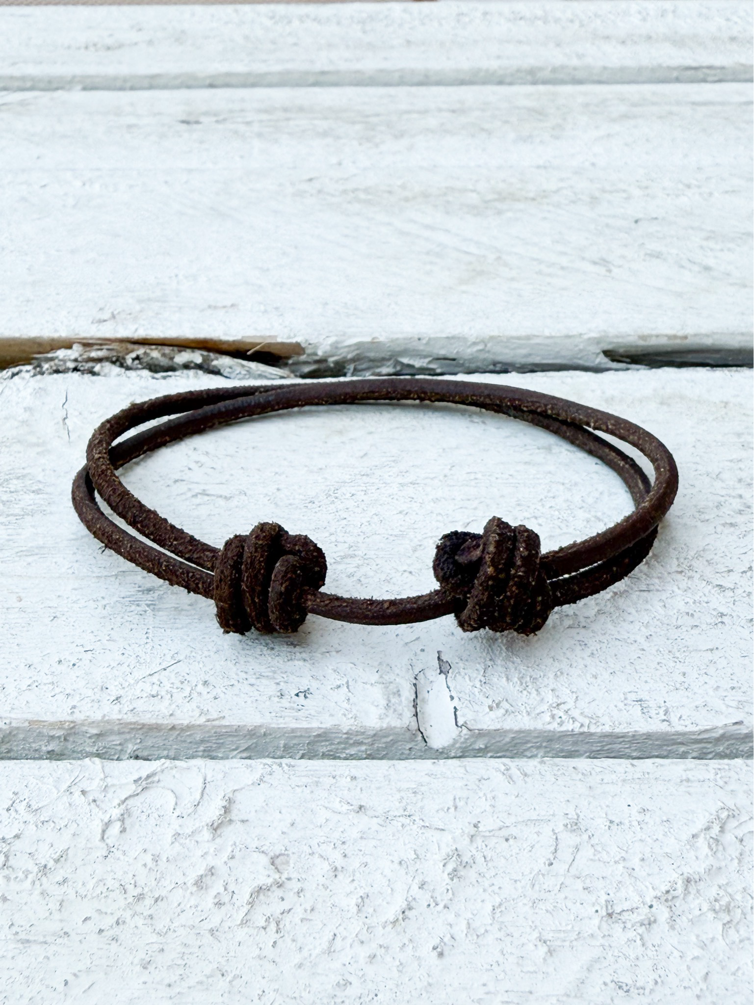 Pulsera cuero nudos