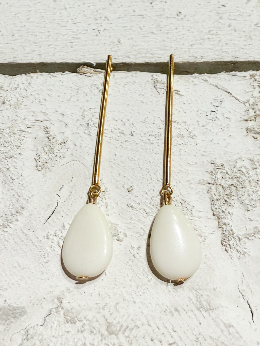 Pendientes barra gota plana natural