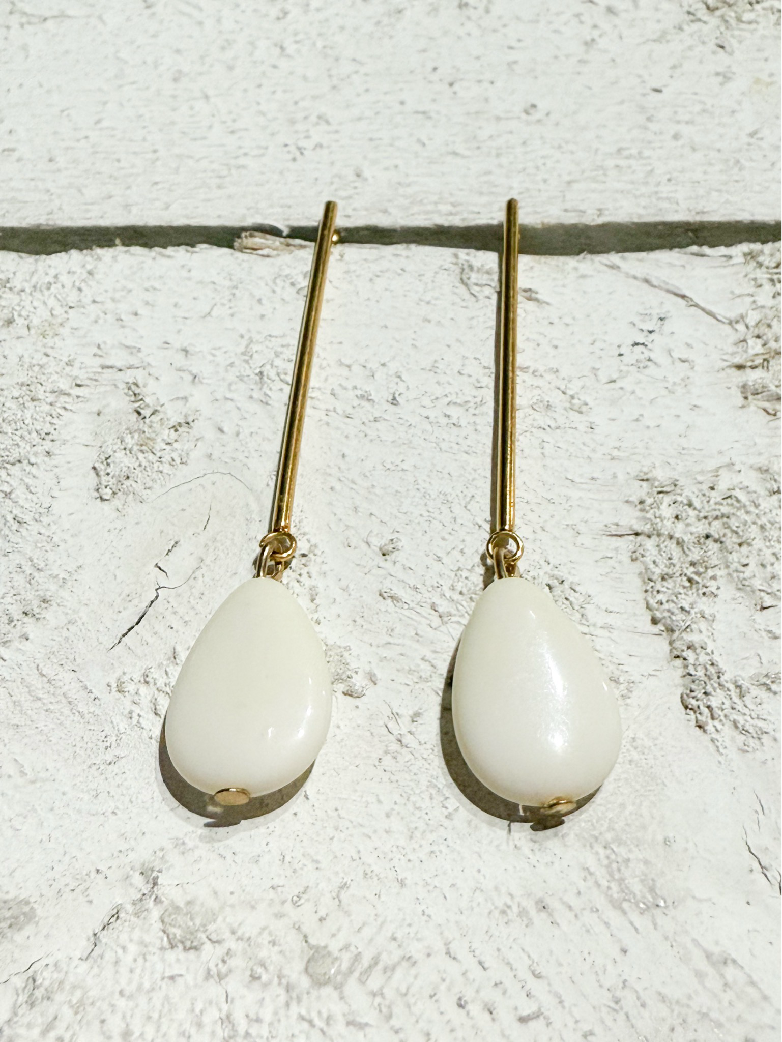Pendientes barra gota plana natural