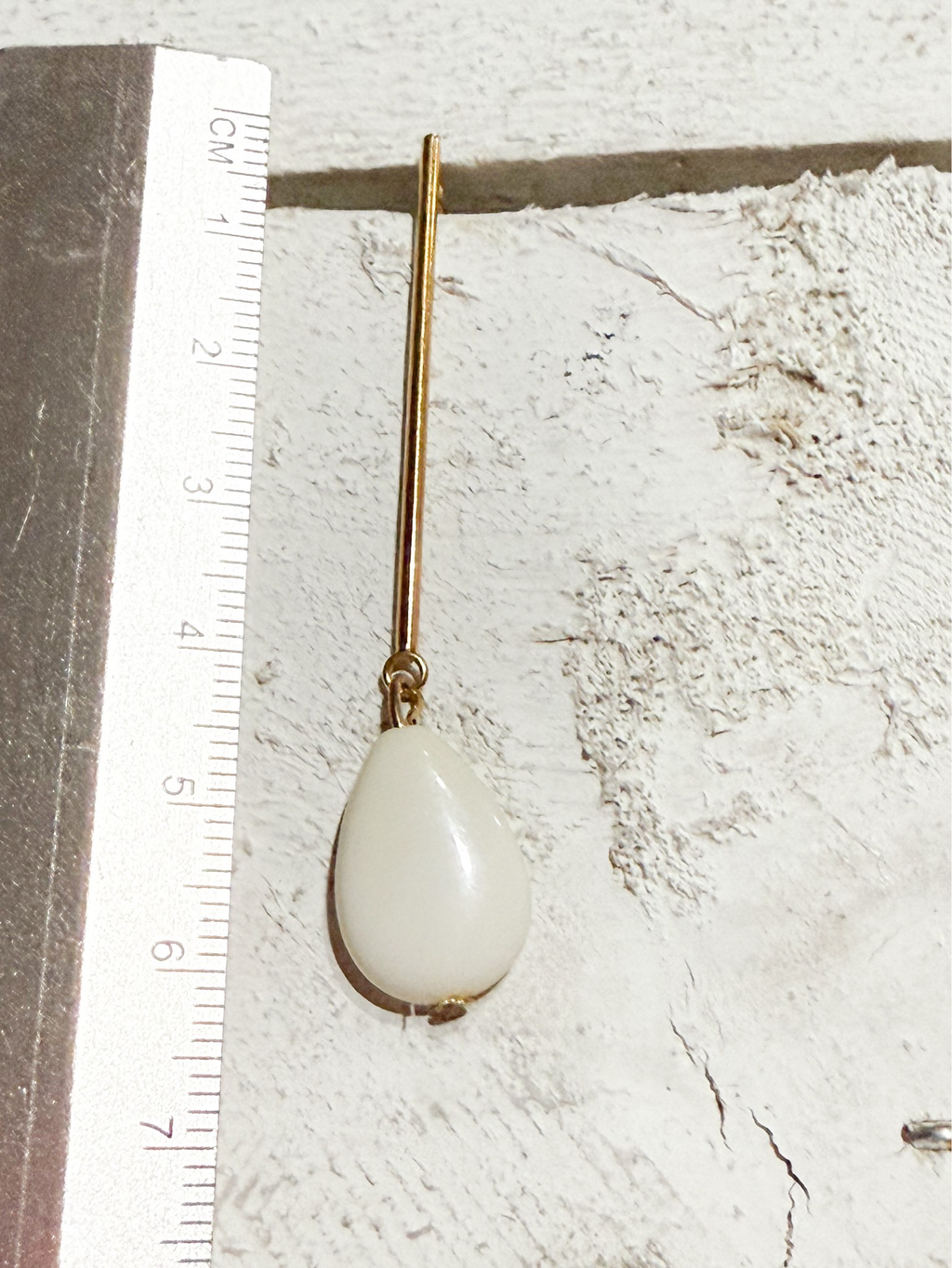 Pendientes barra gota plana natural