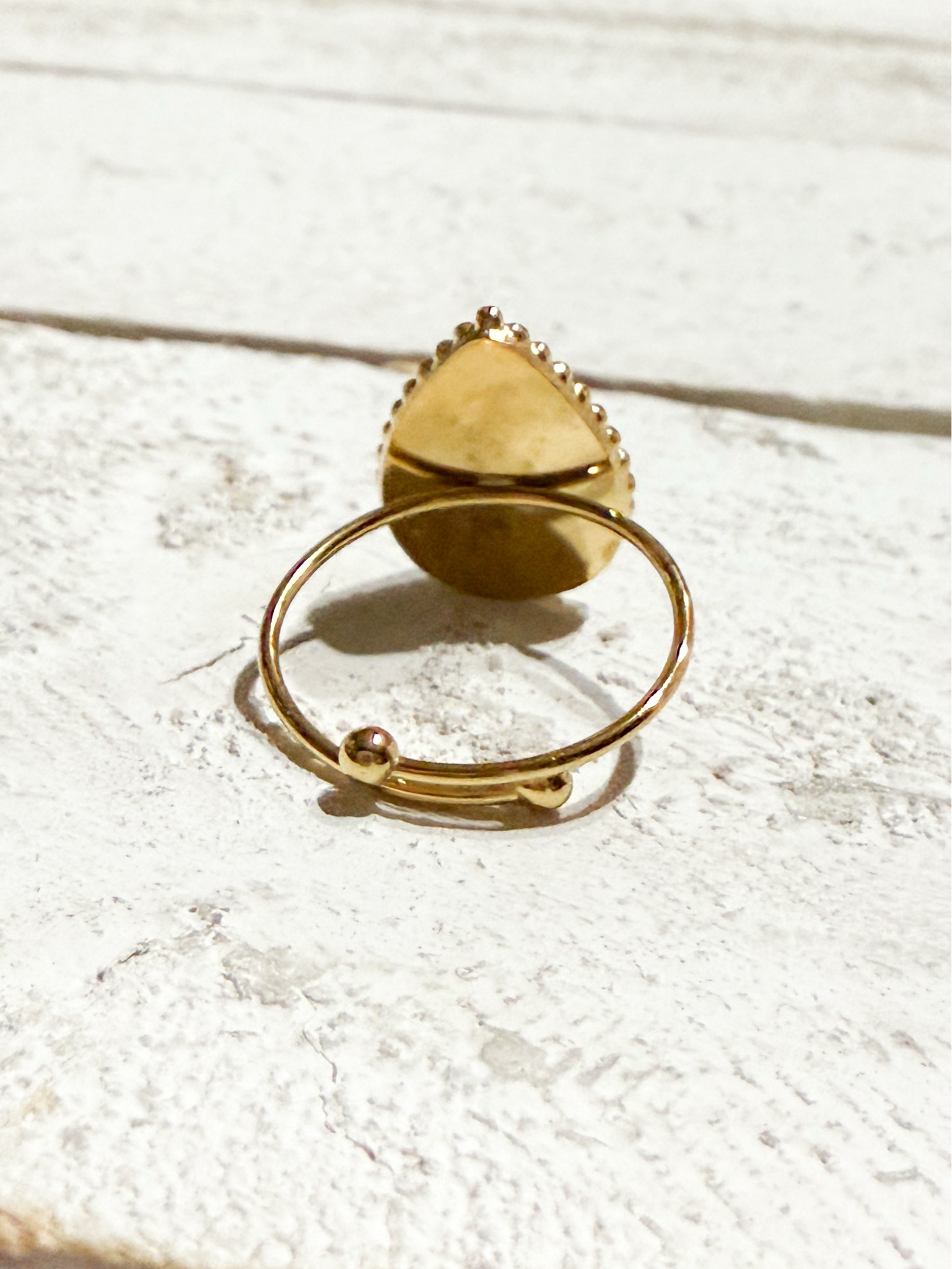 Anillo gota piedra blanca facetada