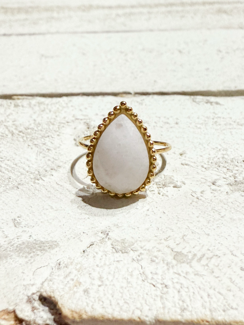 Anillo gota piedra blanca facetada