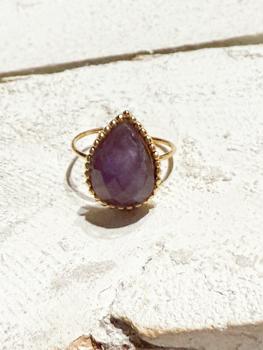 Anillo gota piedra amatista facetada