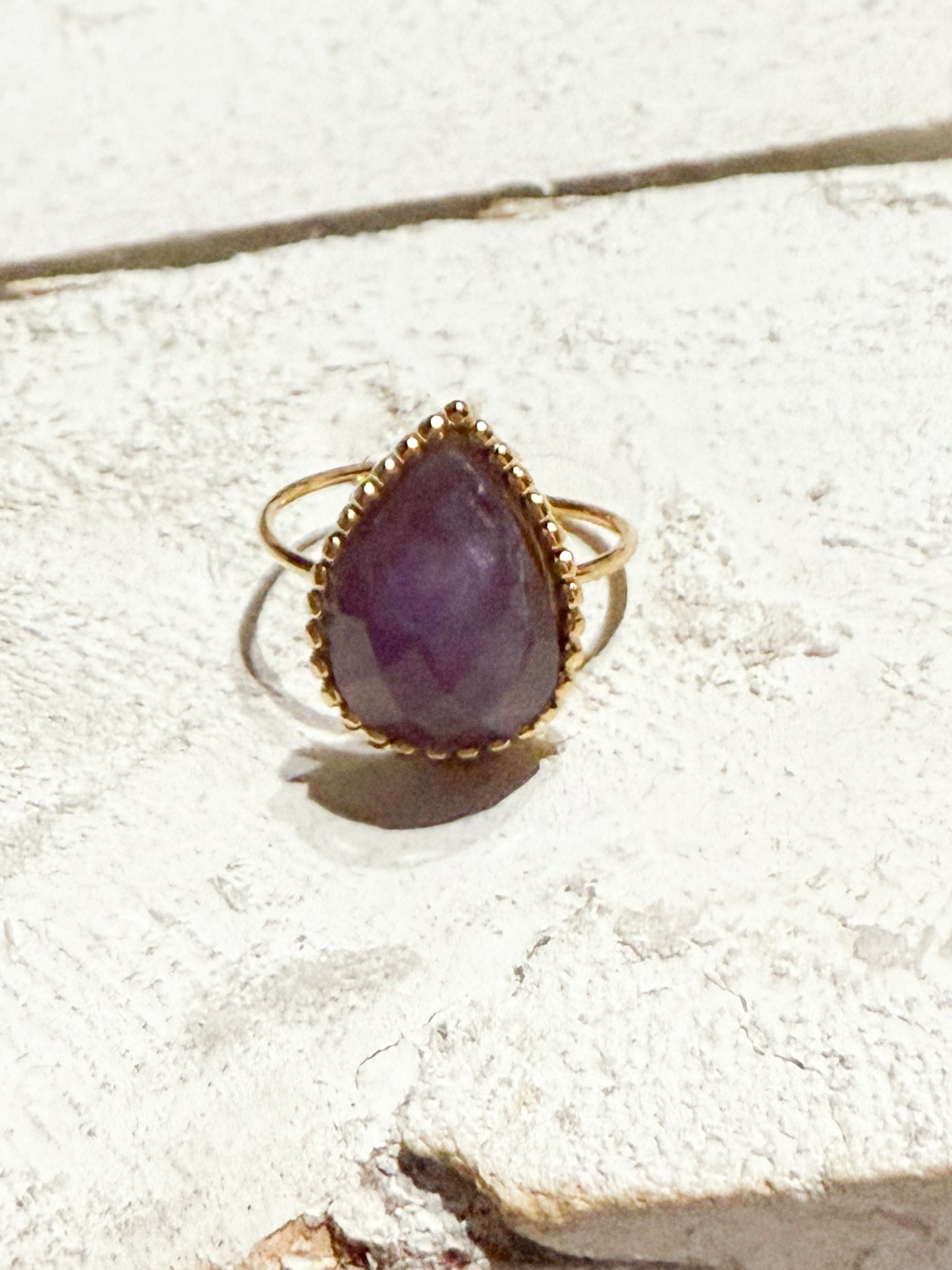 Anillo gota piedra amatista facetada
