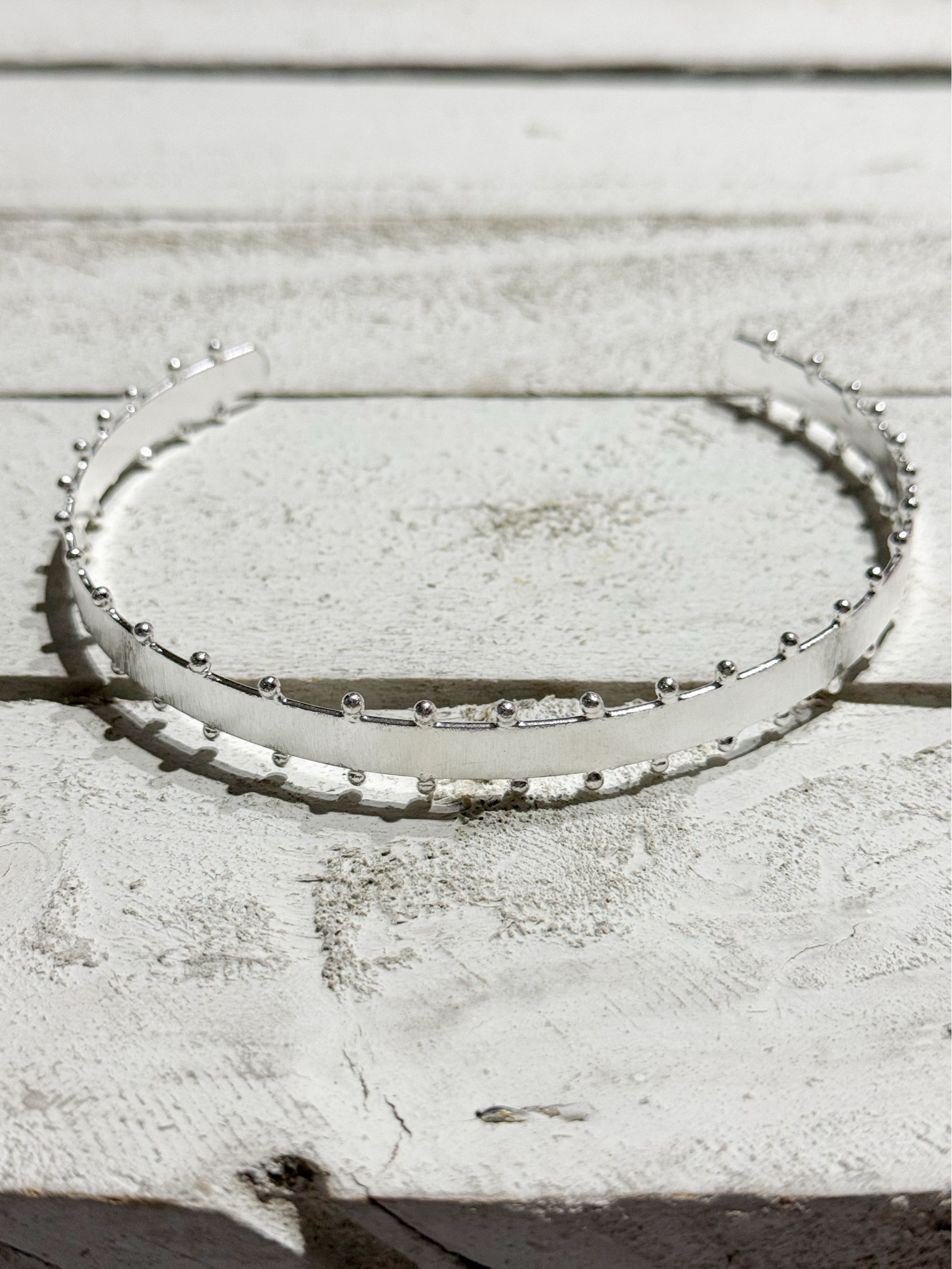 Gargantilla Choker rígido hippie chic plateado