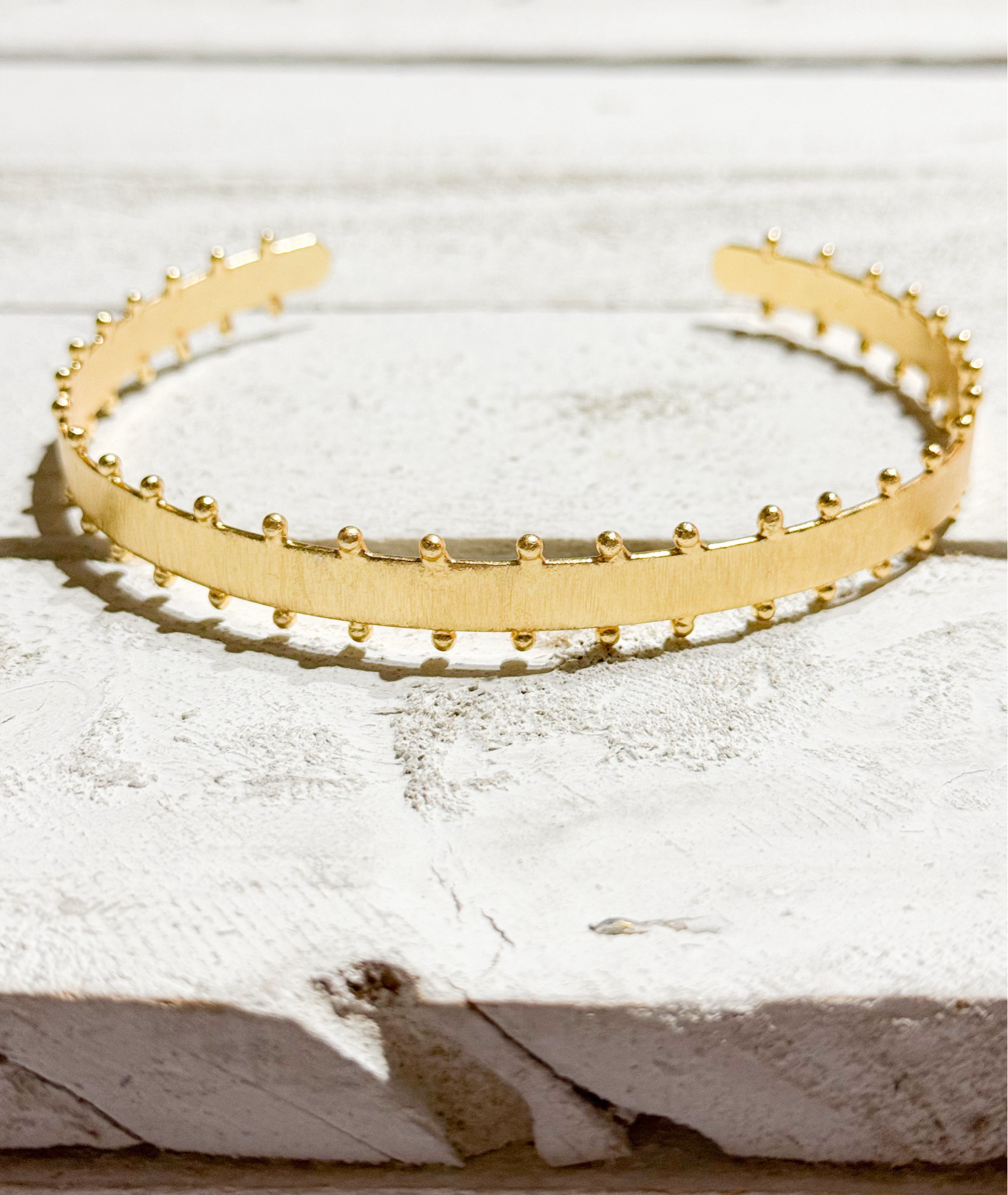 Gargantilla Choker rígido hippie chic dorado