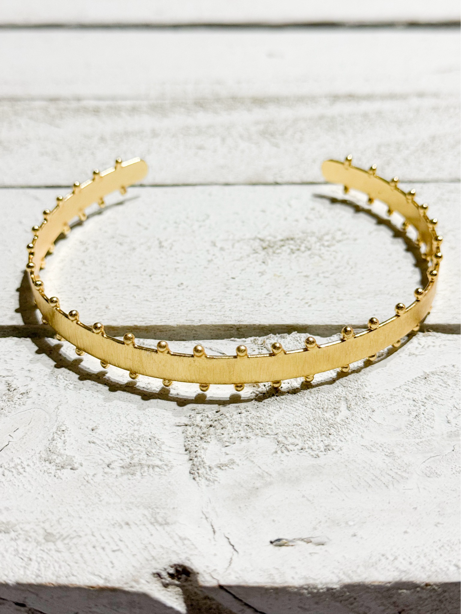 Gargantilla Choker rígido hippie chic dorado