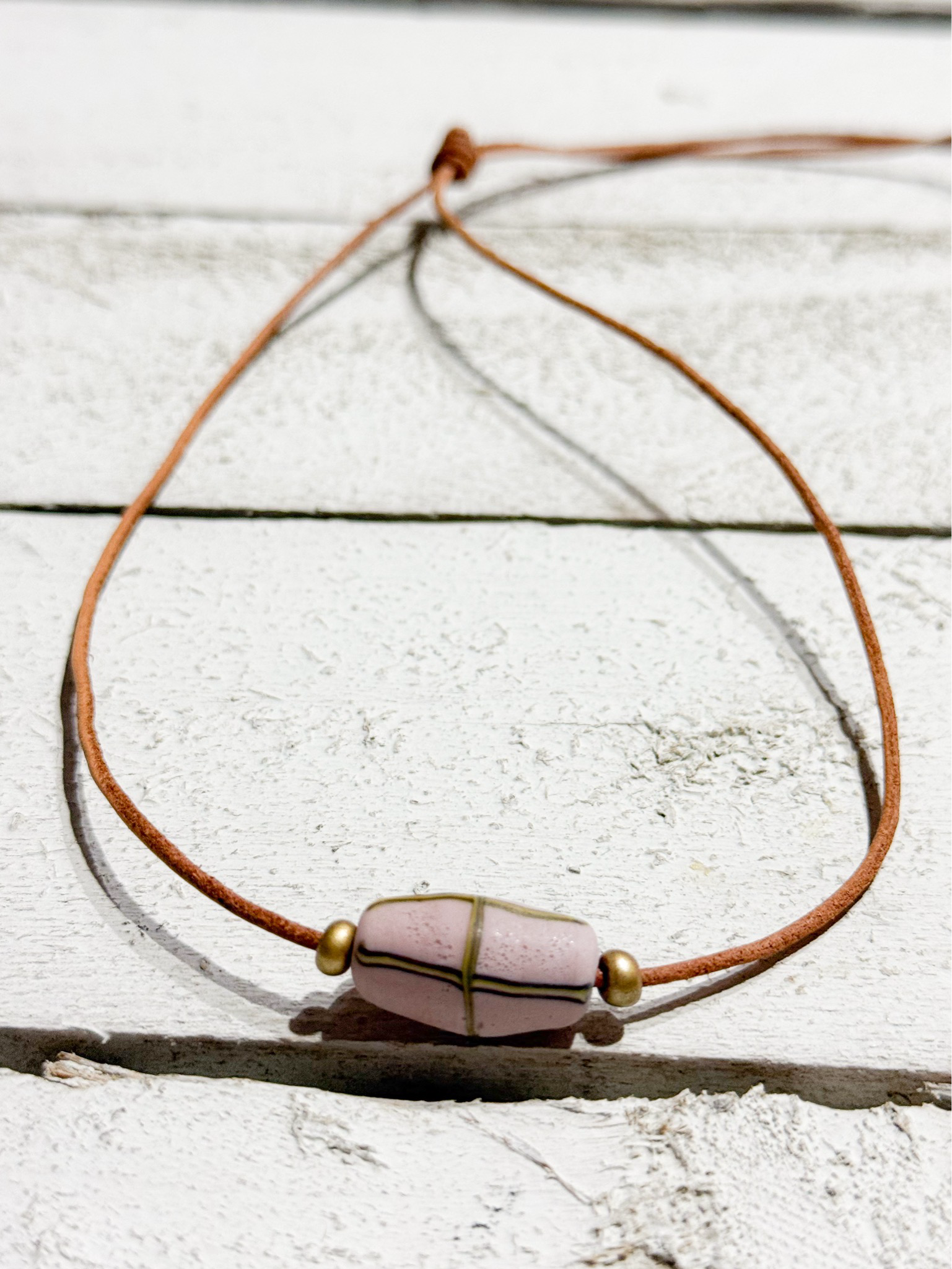 Gargantilla cuero piedra rosa y oro