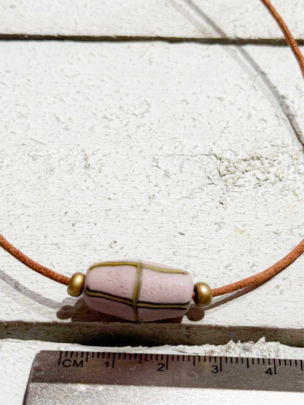 Gargantilla cuero piedra rosa y oro