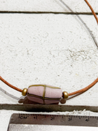 Gargantilla cuero piedra rosa y oro
