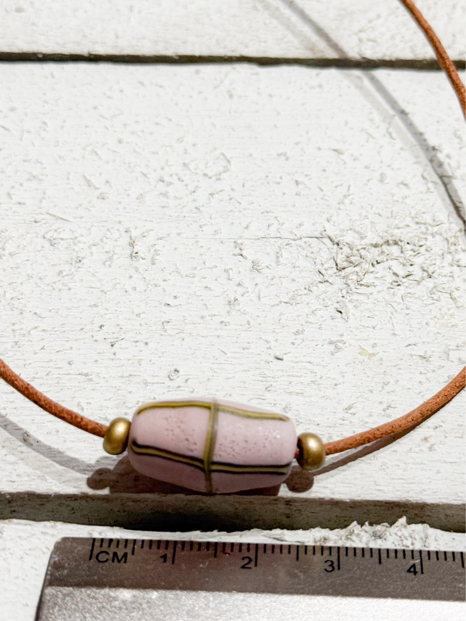 Gargantilla cuero piedra rosa y oro