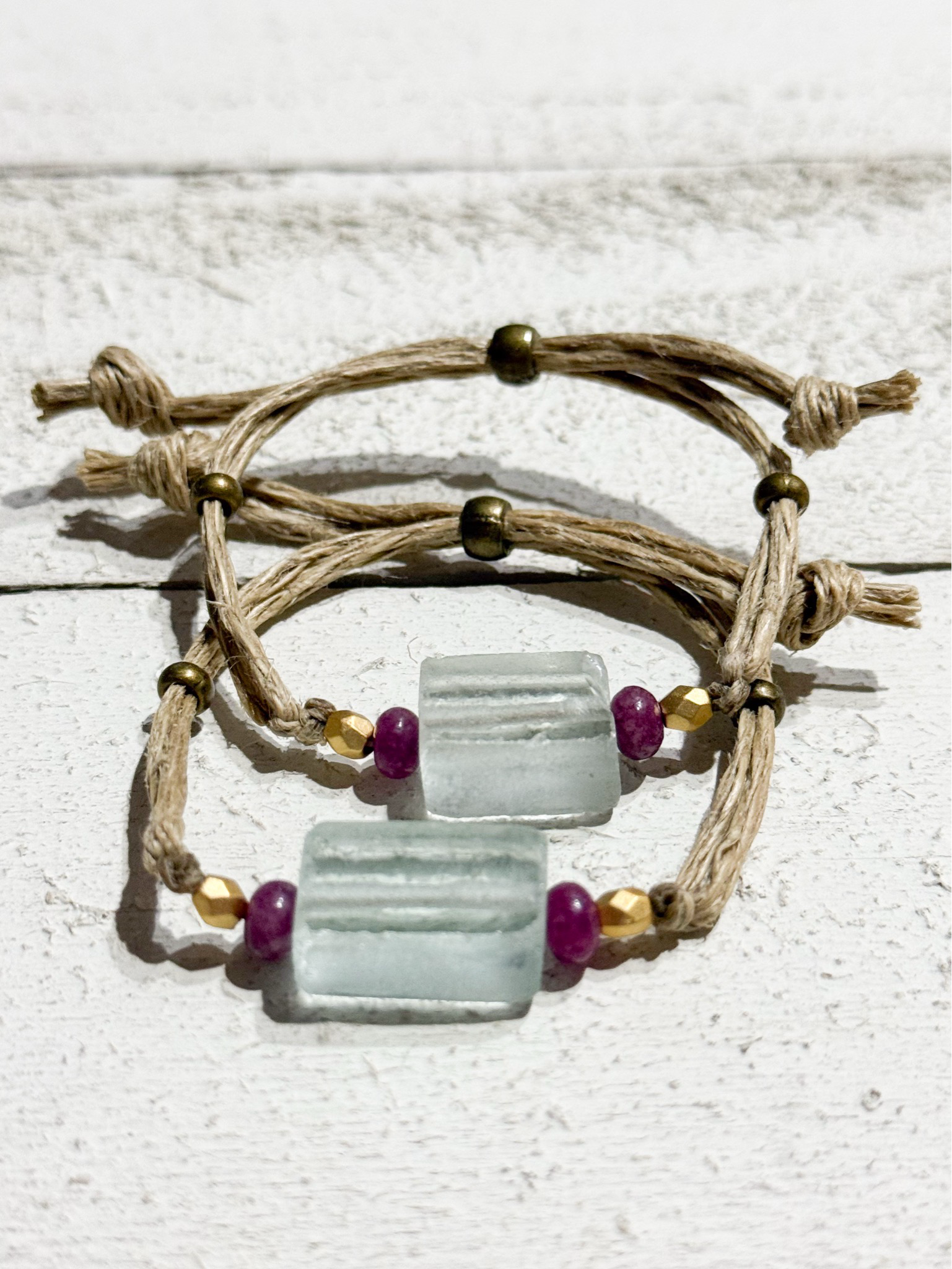 Pulsera cáñamo, piedra agua montada