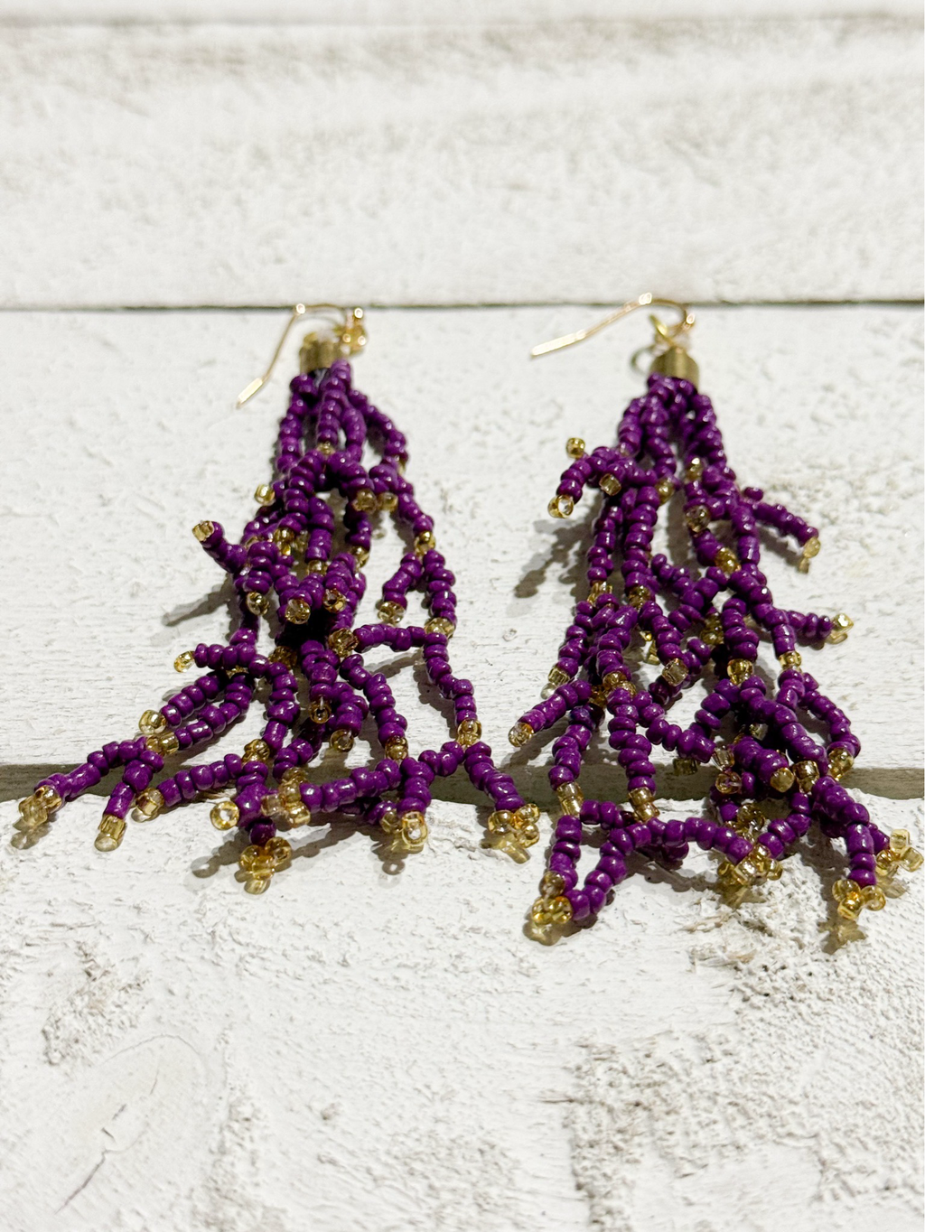 Pendientes pompón miyuki berenjena