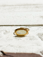 Anillo oval nacarado