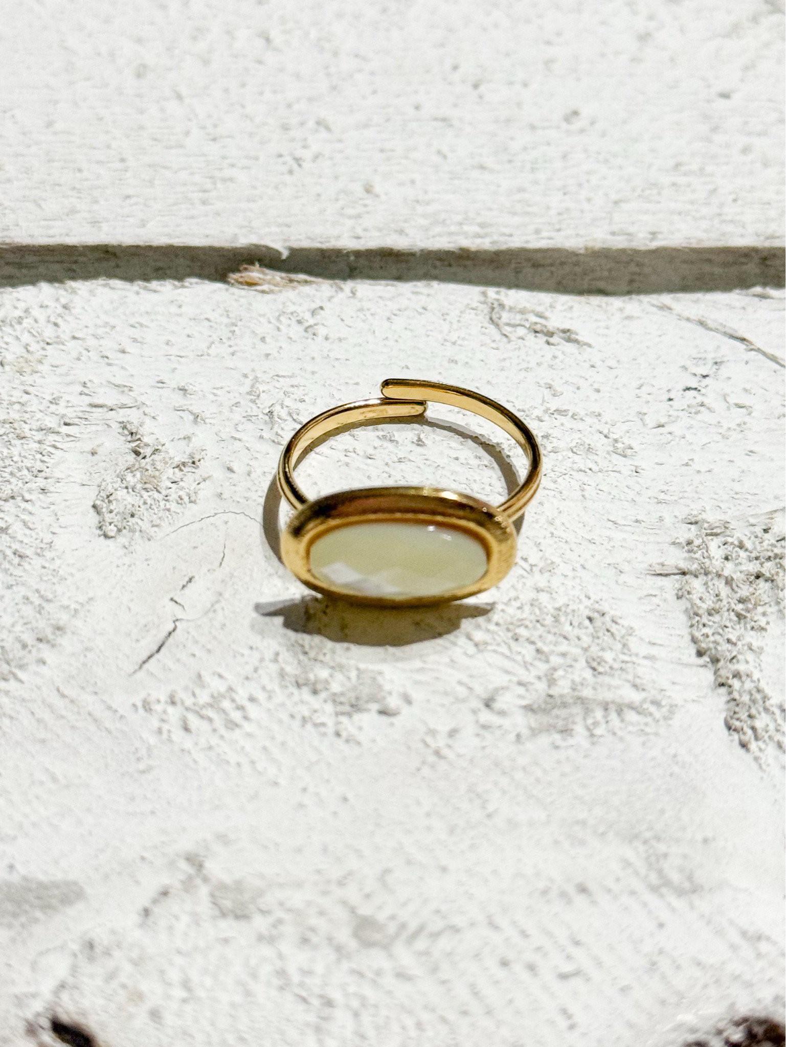 Anillo oval nacarado
