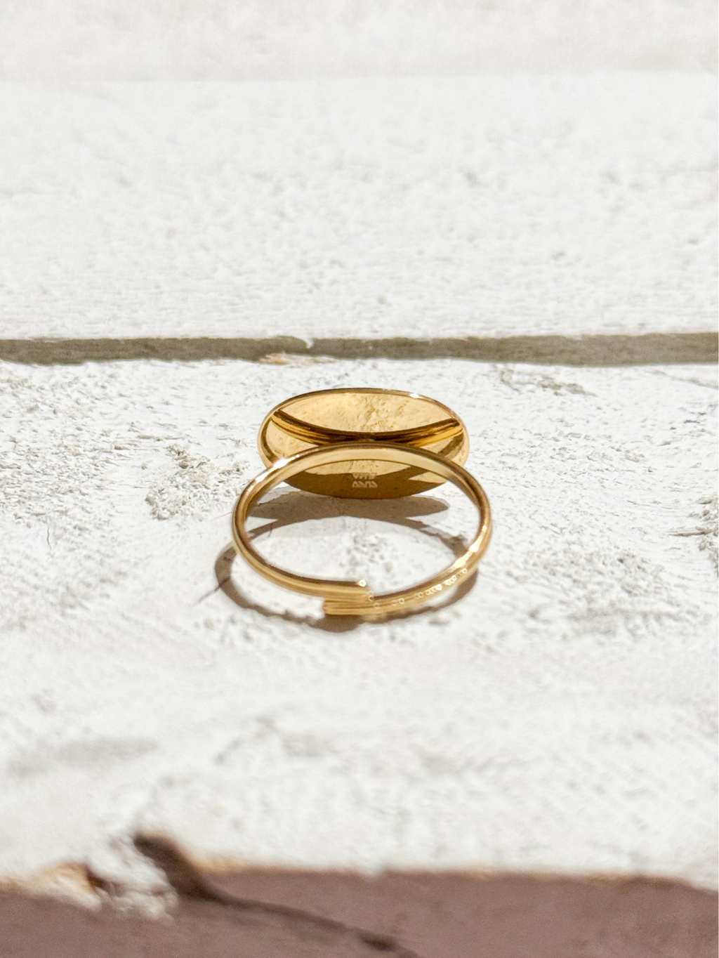Anillo oval nacarado