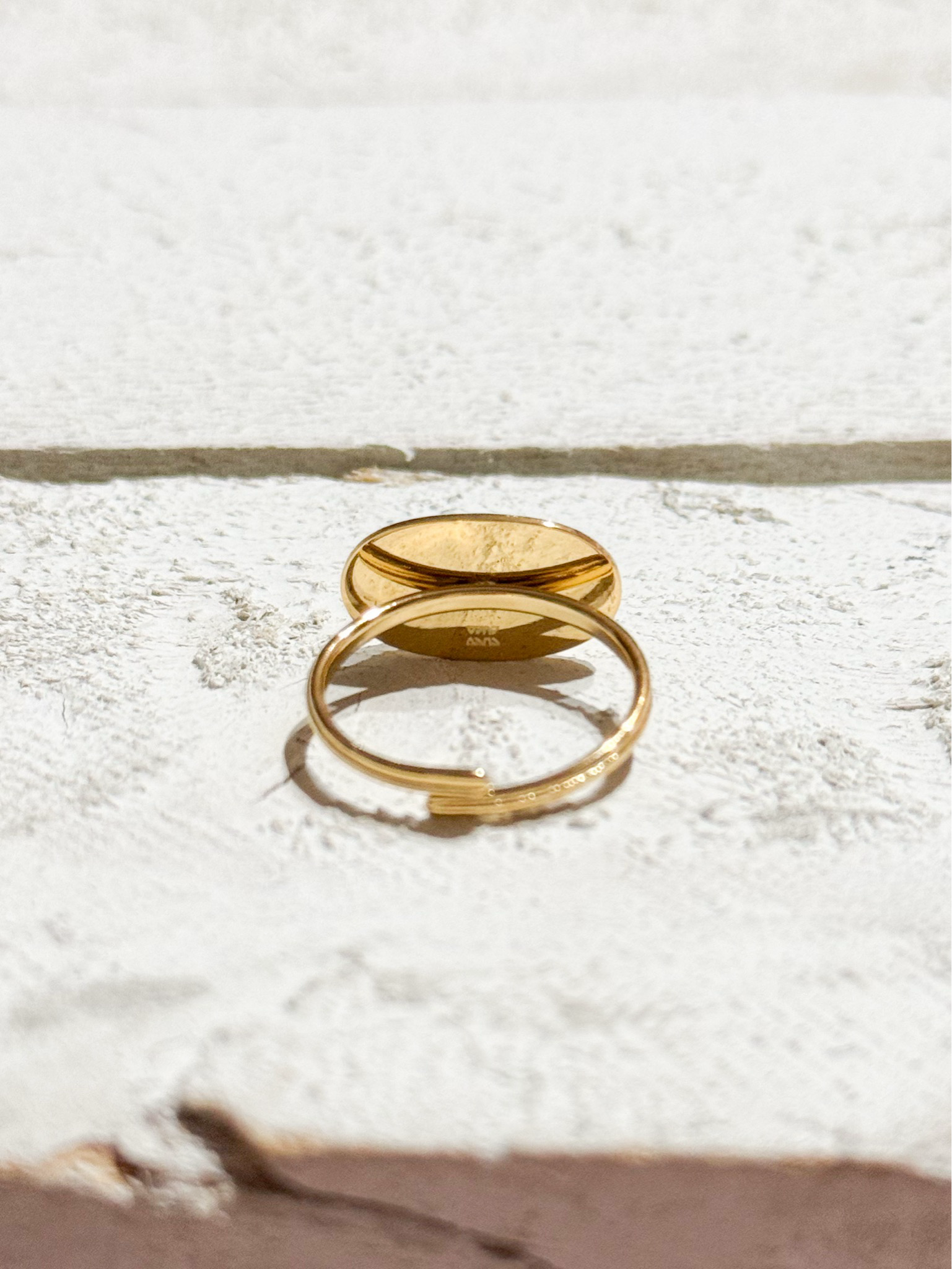 Anillo oval nacarado