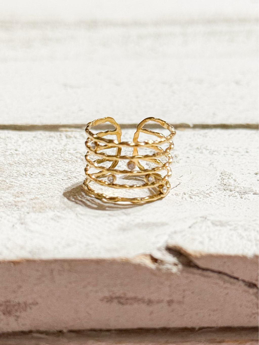 Anillo acero dorado baño cinco vueltas circonitas