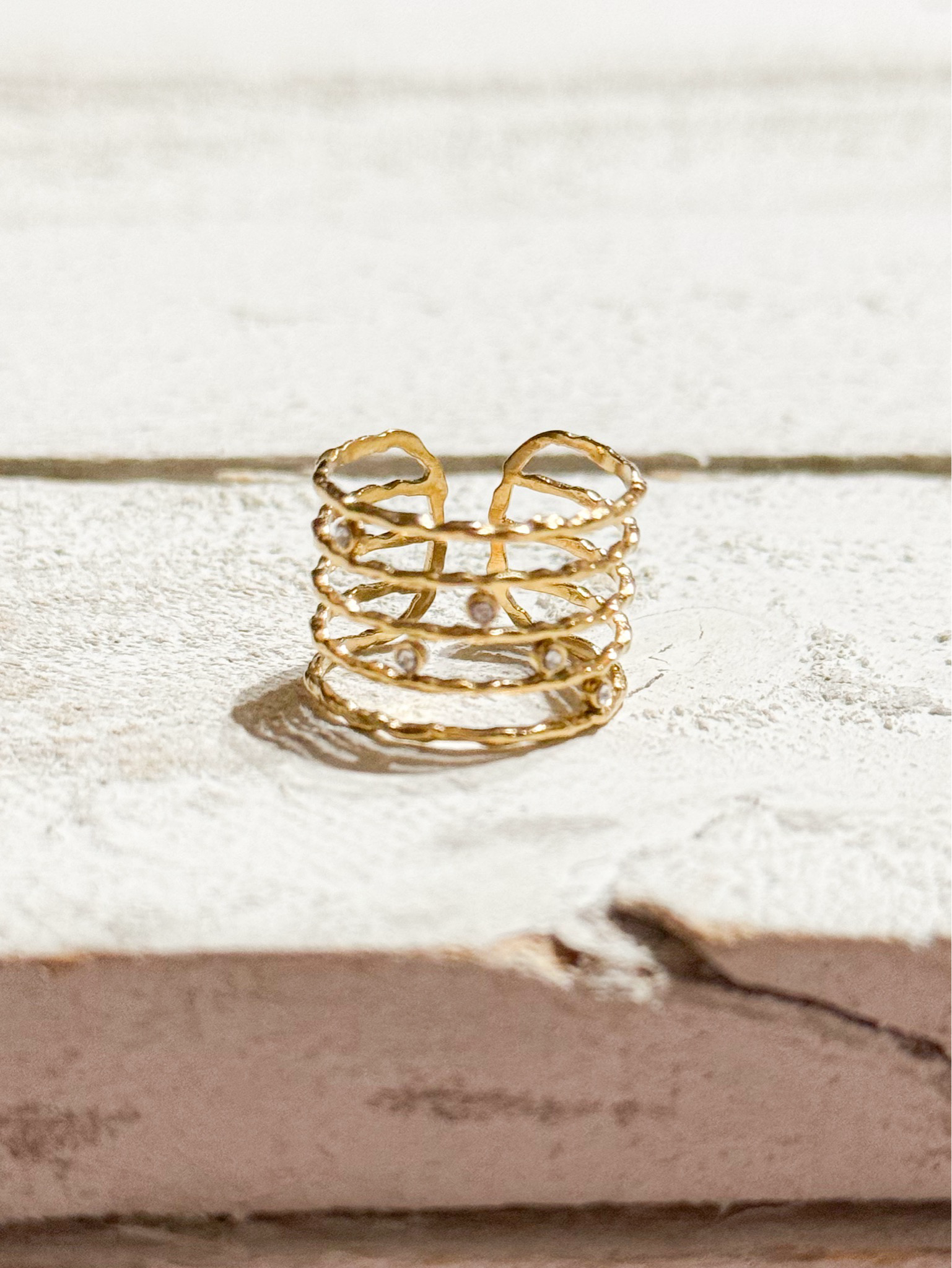 Anillo acero dorado baño cinco vueltas circonitas