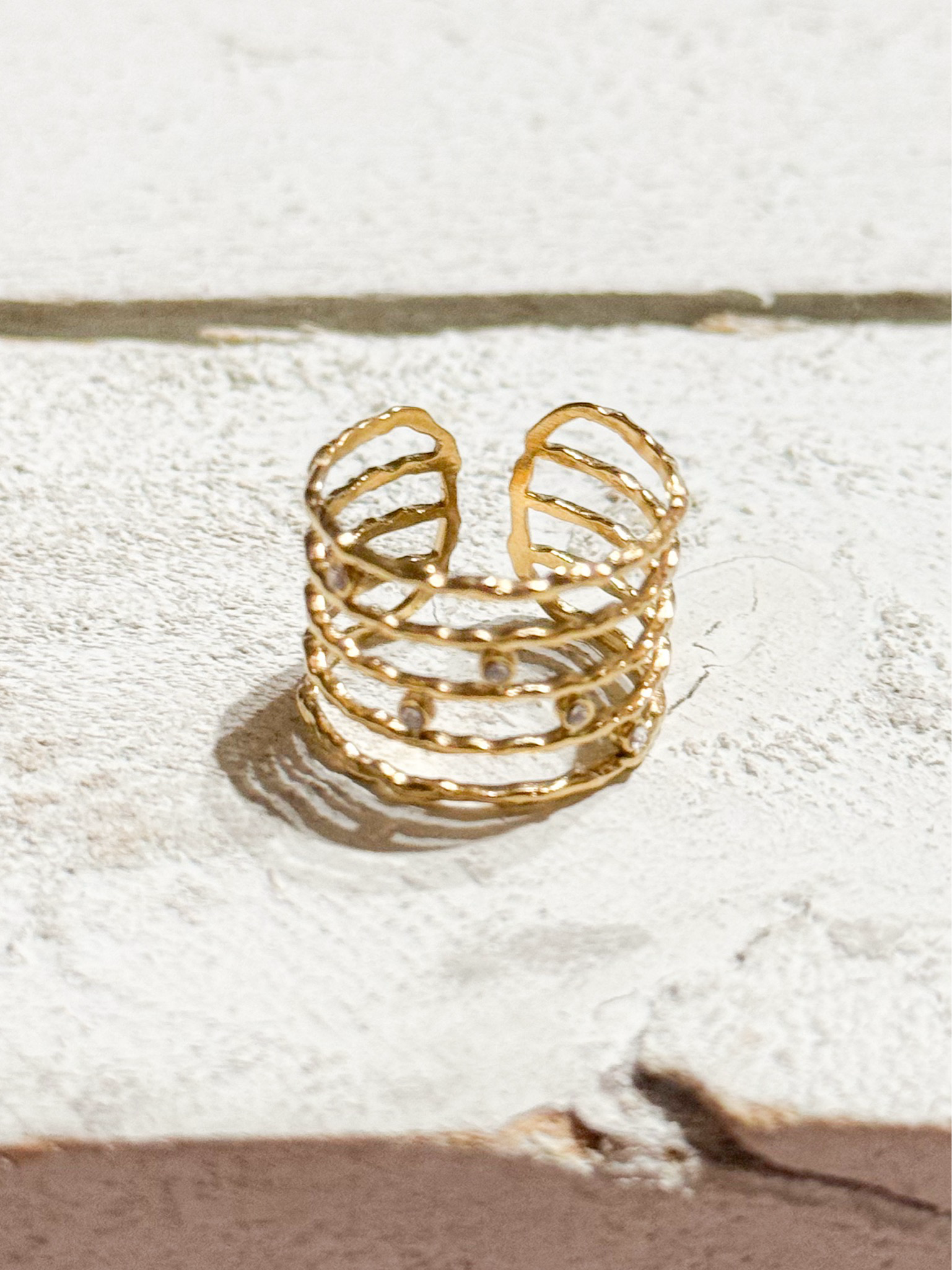 Anillo acero dorado baño cinco vueltas circonitas