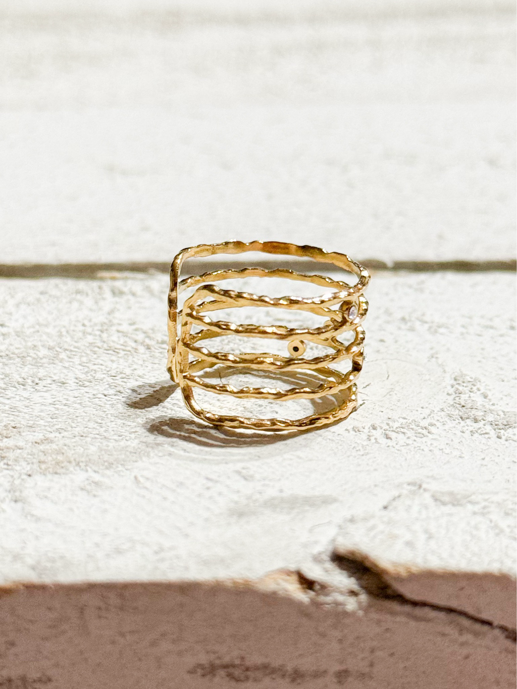 Anillo acero dorado baño cinco vueltas circonitas