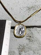 Gargantilla moneda irregular