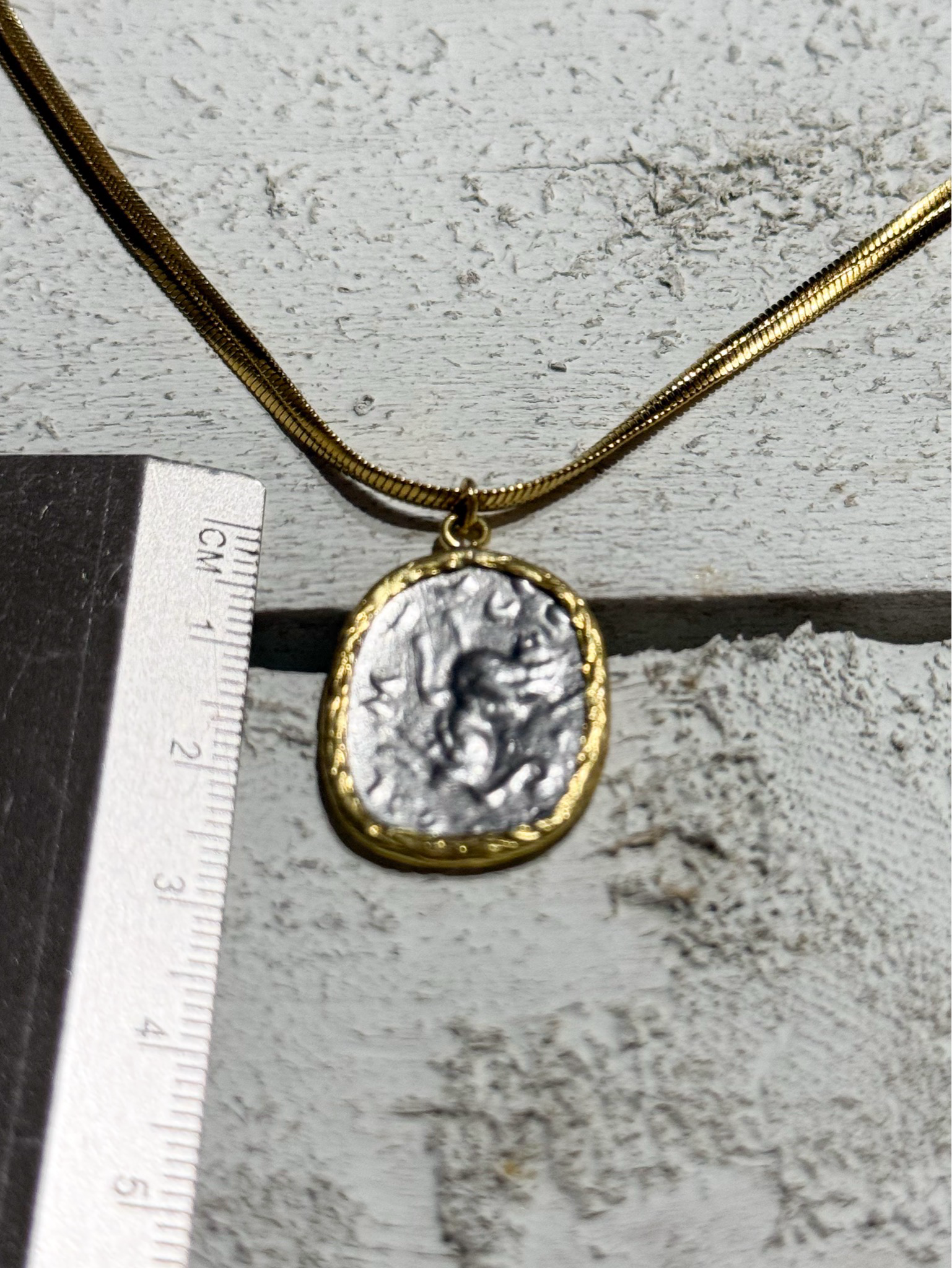 Gargantilla moneda irregular