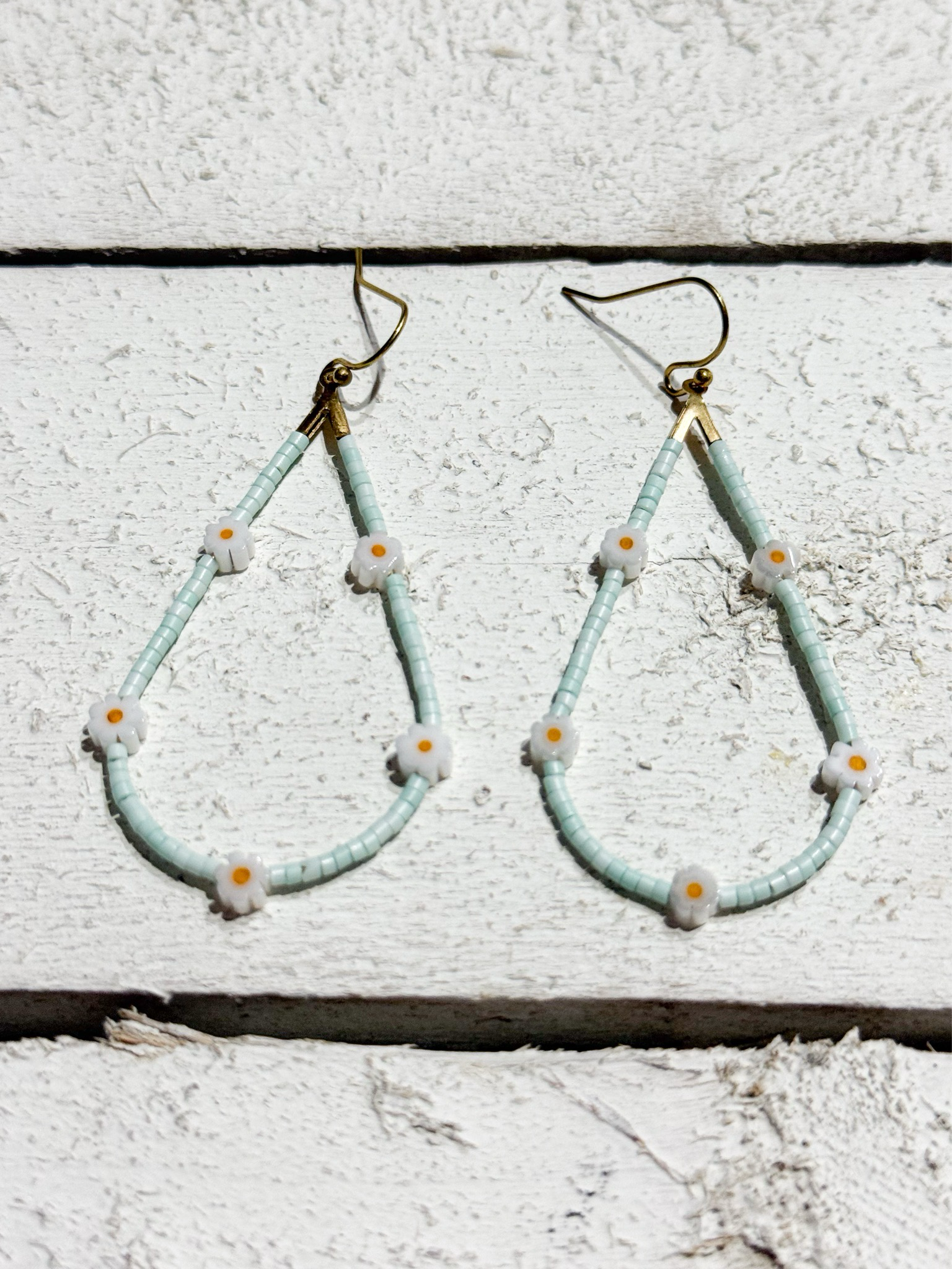 Pendientes gota margaritas agua