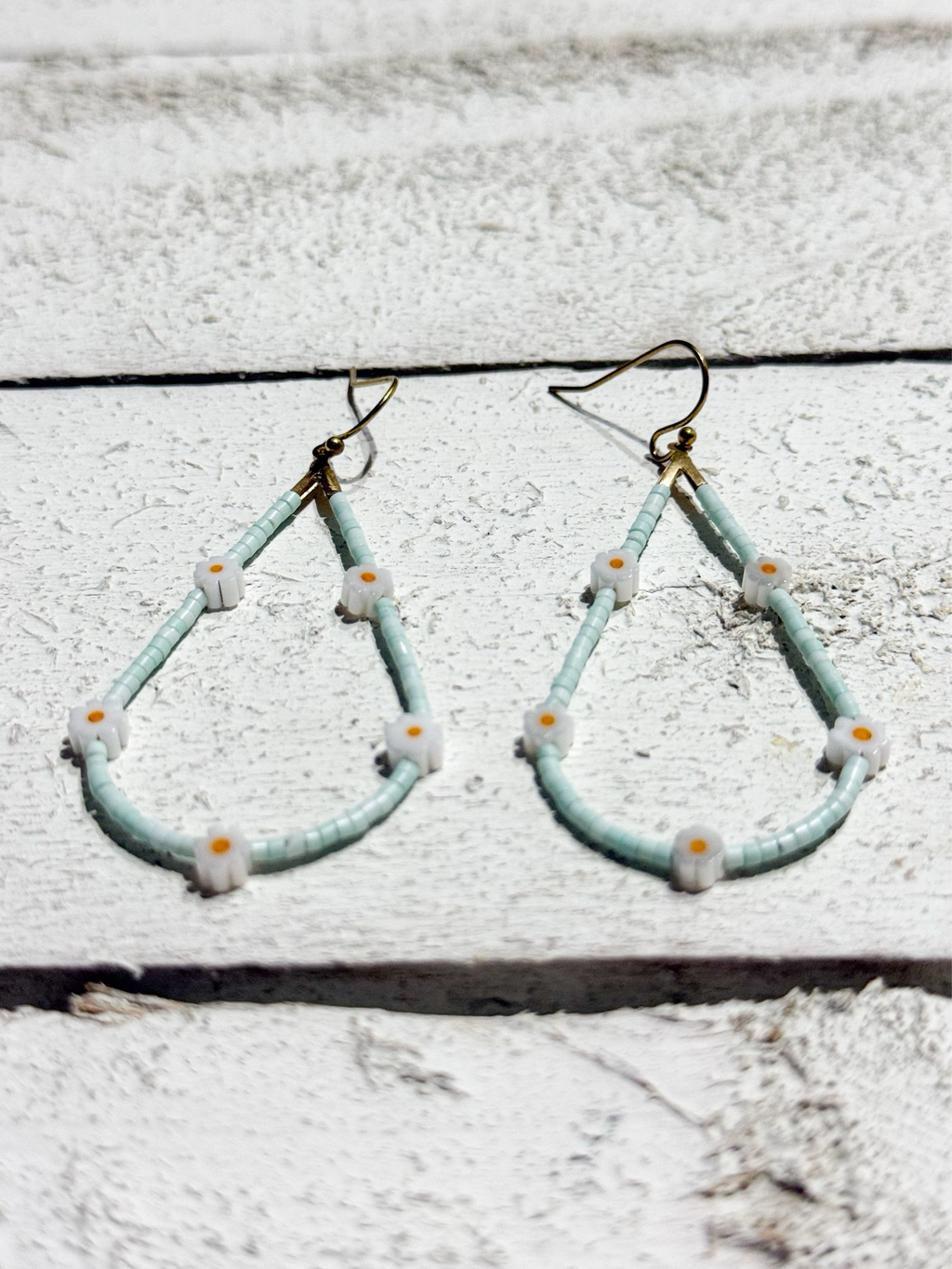 Pendientes gota margaritas agua